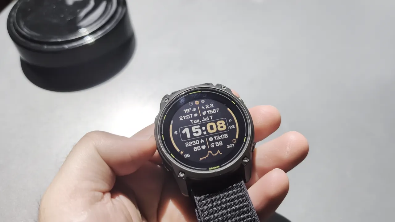 Garmin Enduro 3 ja sen MIP-kellotaulu kädessä